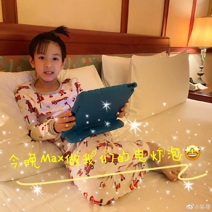 【爸爸去哪兒5】7歲的Max的輪廓越大越明顯,長得超帥氣的,集齊了爸爸吳尊與媽媽的好基因,樣子也比小時候明顯有些變化