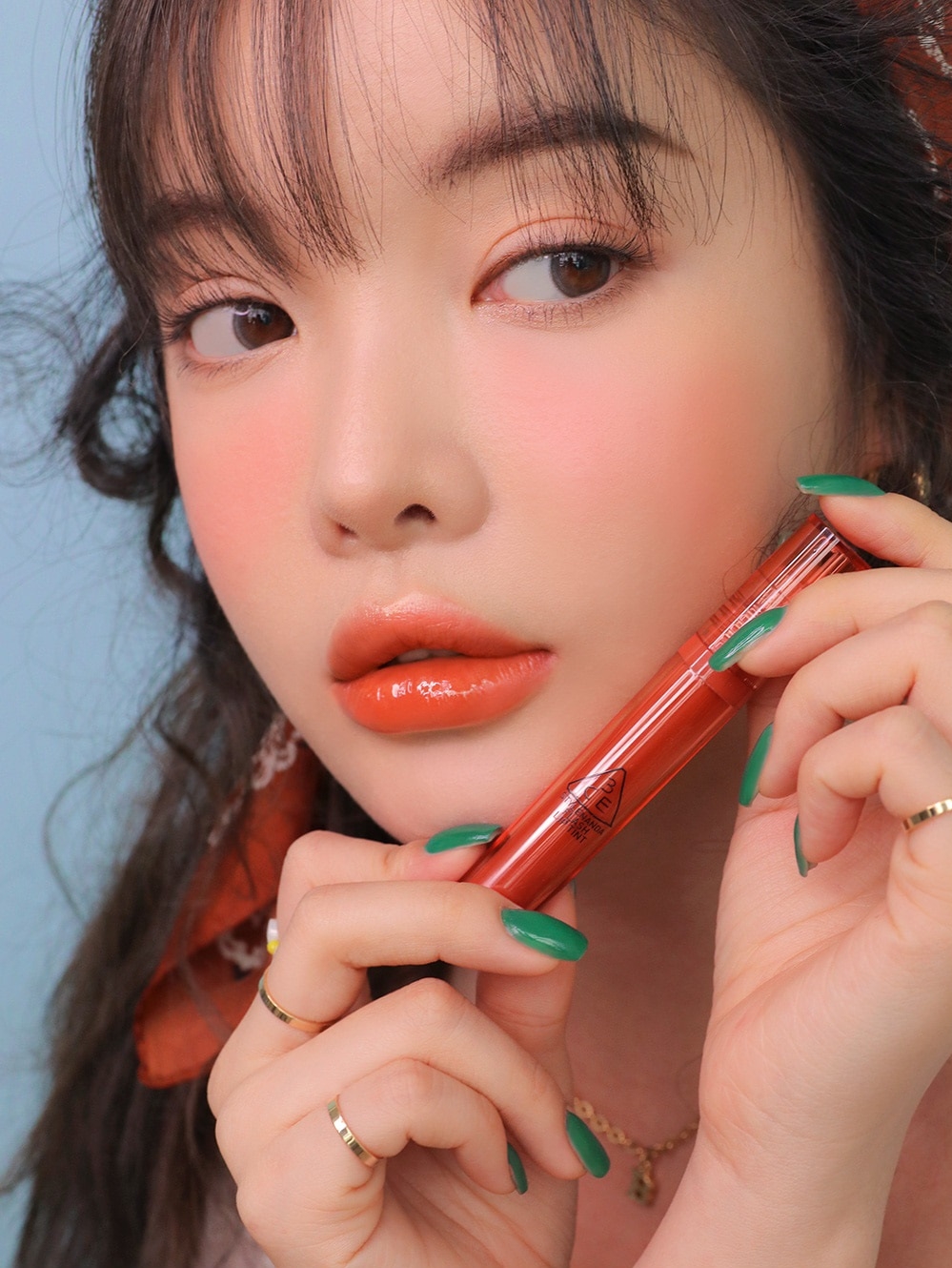 3ce的這款Flash Lip Tint包裝已經透明感十足,拿在手上有滿滿的時尚感!這款唇釉非常閃亮,顏色也非常出色,有7款顏色選擇,是重唇妝的好選擇~