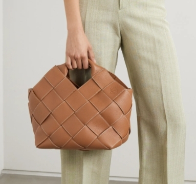 LOEWE 2018 春夏秀場中登場的編織包就已經引起熱議，以紋理皮革條手工精心編織而成，獨特形態帶有竹籃的影子
