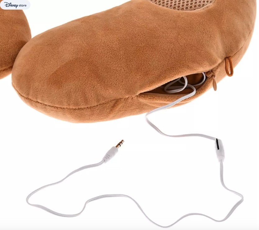 揚聲器頸枕是居家工作的好物!在家裏工作增加舒適度就要靠這個頸枕,在頸枕兩旁會有兩個揚聲器,除了可以聽歌之外,還可以一在不用露面的會議時躺著聆聽!