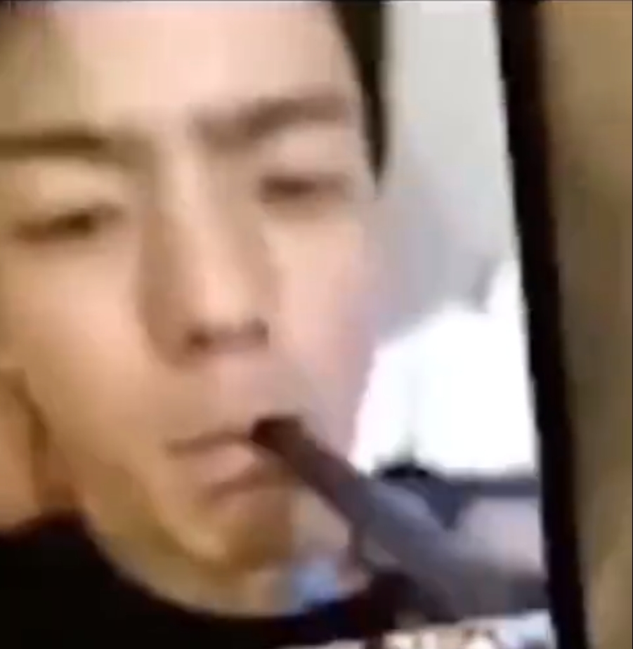 為天真爛漫的形象而備受追捧的丁真,近日卻被爆出一段長5秒吸食電子煙的影片。