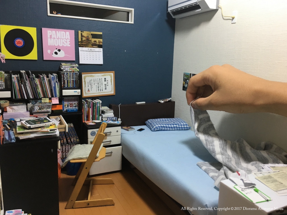 其後,他也造出其他不同風格的微型房間,驟眼看根本就跟真的一樣!他的設計非常窩心,像是在抽屜上會有小時候亂貼的貼紙,牆上會有卡通海報等等,連漫畫書也是他純手工逐本造出來的,完美還原一個小男生的家~