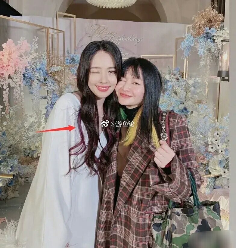日前他們一家就齊聚台北為女兒舉辦盛大的百日宴,有眼利的網民就發現郭碧婷的頭髮貌似換了新髮色