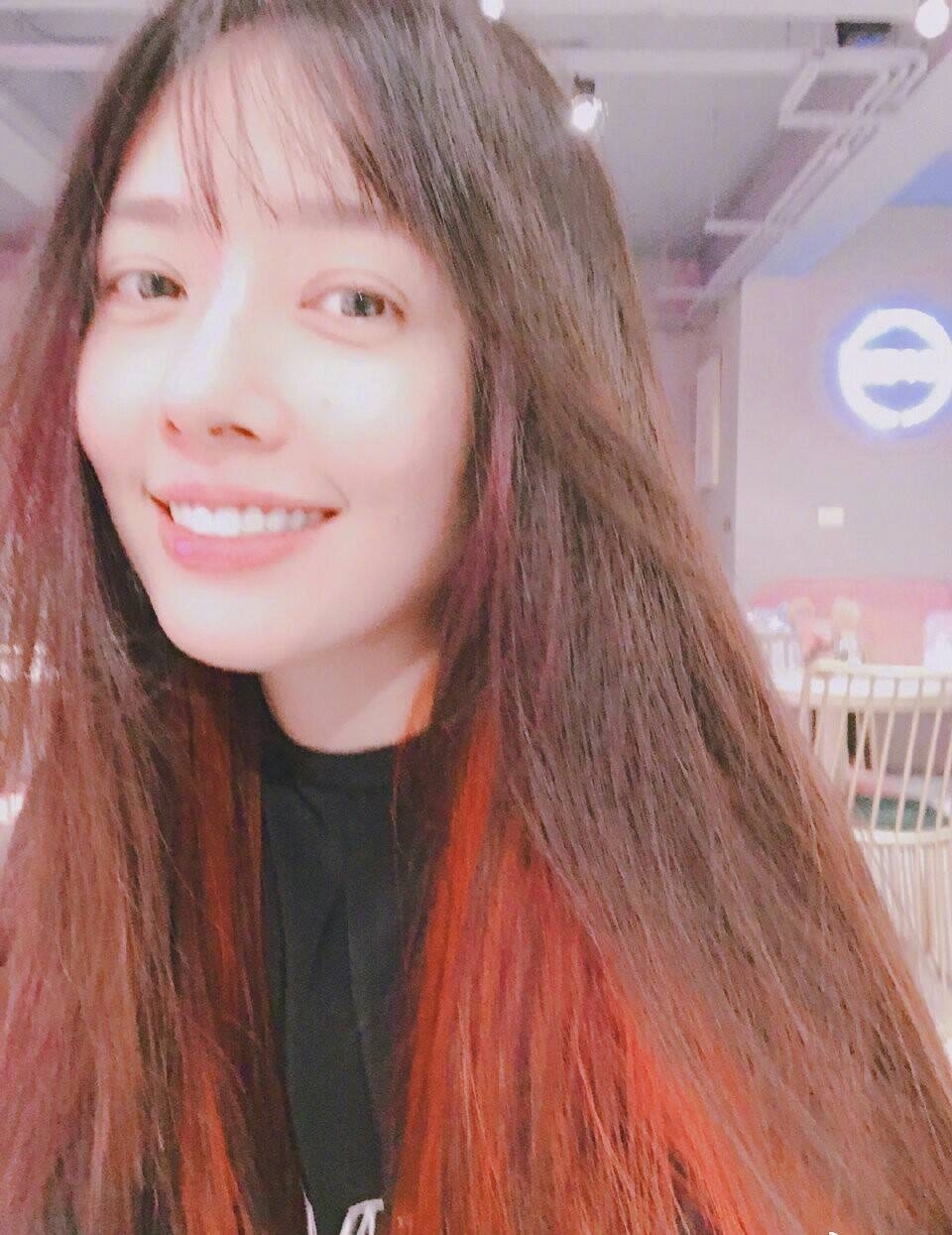 事源在2019年底,郭碧婷曾在微博上載過一張自己將頭髮內挑染成橘紅色的照片與粉絲分享