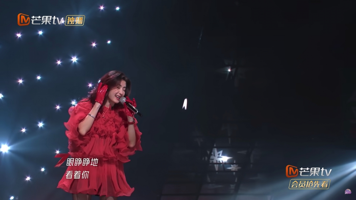 雖然音準沒太大出錯,但是聲音卻被觀眾聽得出來十分沙啞,不時掩著耳朵,在唱到較高音的時候顯得非常辛苦,但她最後也硬撐到最尾。