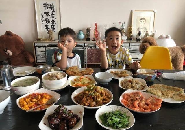 Jasper與嗯哼在節目過後也成為了好友,兩家庭不時會相約一起聚會,之前更試過以視訊方式通話,完全展現出超好的兄弟情~