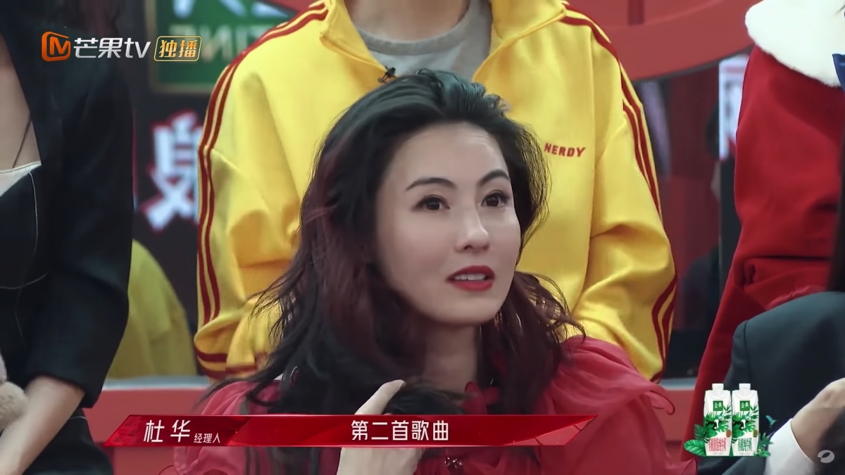 張柏芝近年親力親為照顧兒子之外,最近也頻頻在內地工作,拍電影賣廣告之餘,也接拍了大陸的人氣藝人選秀節目《乘風破浪的姐姐2》。日前在商演時更久違的表演唱歌,唱她的首本名曲《星語心願》不過卻因為她的聲音狀態不佳,頻頻走音而被網民批評。