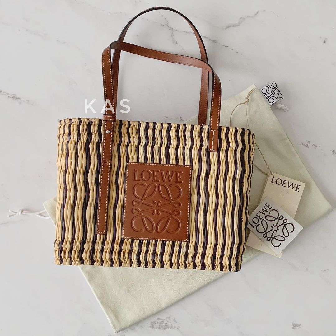【名牌手袋】這款LOEWE x Paula’s elephant grass也一樣是春夏別緻款，價格相對也是較其他手袋便宜，CP值又高