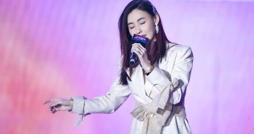 今年40歲的張柏芝自與謝霆鋒離婚後,便獨力撫養3個兒子,近年也致力在內地發展,除了拍戲之外,她近日在出演一個商演活動時也有唱歌,不過表現就劣評如潮。她當天演唱自己的名曲《星語心願》時忘詞又走音,聲線也被指非常沙啞,表演期間也不時咳嗽和掩嘴,身體狀態似乎欠佳。