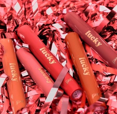 BBIA的新品「Lucky Shine Tint」是非常有玻璃感的唇釉!透亮度十足,塗上唇上的感覺十分甜美~包裝也十分簡單俐落,印上金色的「lucky」字樣會帶來好運!
