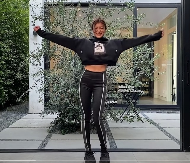 在Bra Top外,Rola還推出了幾款hoodies和外套可以讓女生靈活的配襯時尚的運動裝,把外套和Hoodies套上就可以輕鬆出門了!