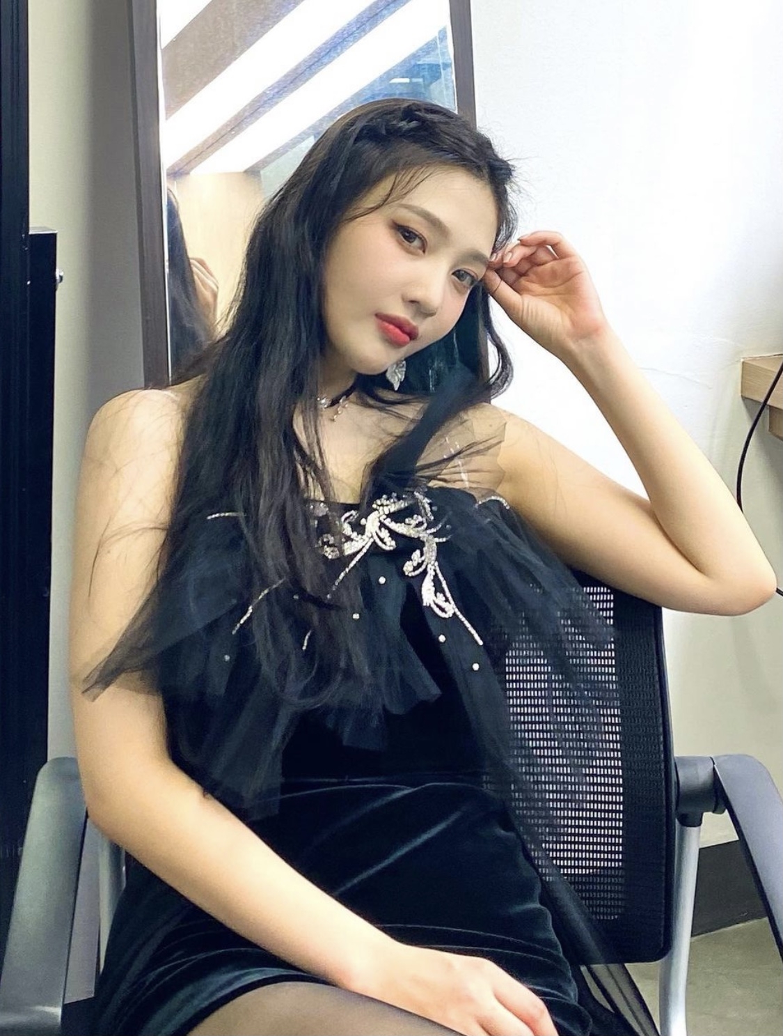 這款隱藏的側鬢辮,在長髮中隱藏小心機的編髮,營造不經意的精緻可愛~與Joy同款的髮型十分有氣質!