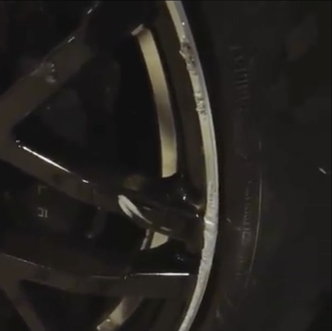 曾經在謝安琪駕駛老公張繼聰的愛車時,她不小心把車的胎軨弄花。對於男人來說,車子就是「二奶」,就算是胎軨也非常重要,在他心痛又生氣之際,竟沒有抱怨謝安琪,更反指「不緊要啦,軨是要用來弄花的嘛,最緊要你人無事嘛!」看得出謝安琪的地位遠比「二奶」高!