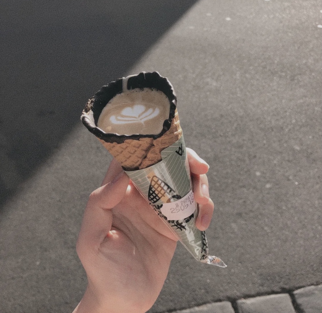 雪糕筒咖啡近年可說是人氣的打卡咖啡!把咖啡裝在雪糕筒裏樣子非常趣怪,看起來更有點像溶掉的雪糕!賣相帶來了衝擊之外,特點是雪糕筒內層會有一層濃朱古力,當倒入熱咖啡時就會把朱古力溶成咖啡的一部分,把咖啡變成了Mocha,有雙重滋味!