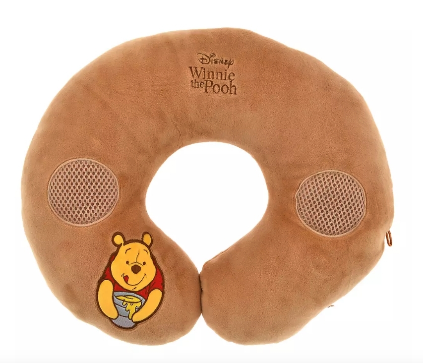 揚聲器頸枕是居家工作的好物!在家裏工作增加舒適度就要靠這個頸枕,在頸枕兩旁會有兩個揚聲器,除了可以聽歌之外,還可以一在不用露面的會議時躺著聆聽!