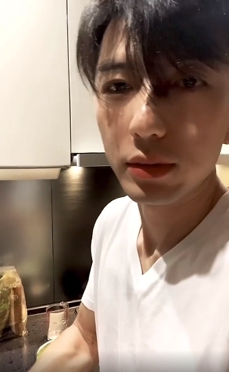 在影片中的袁偉豪看起來也年輕多了,膚質變超好的,瞬間減齡變小鮮肉:「哥看着好年輕啊!!」
