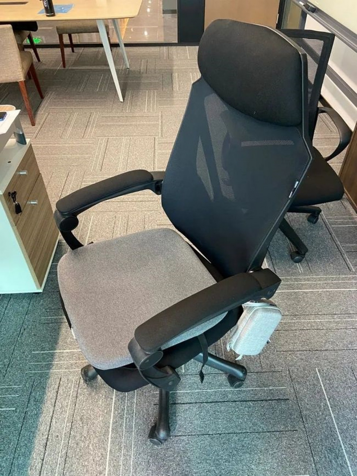 後來,一員工竟得到HR同事的詢問:「你為什麼每天上午10:00到10:30都不在工位上啊?小心老闆扣你獎金哦」他才恍然大悟,原來這個坐墊是公司用來監測員工的在位時間!