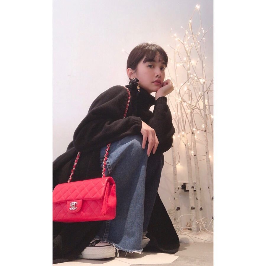 【楊丞琳Chanel手袋】Chanel紅色手袋的Flap Bag相對就更亮眼,拿出外很易就成為了眾人的焦點所在!