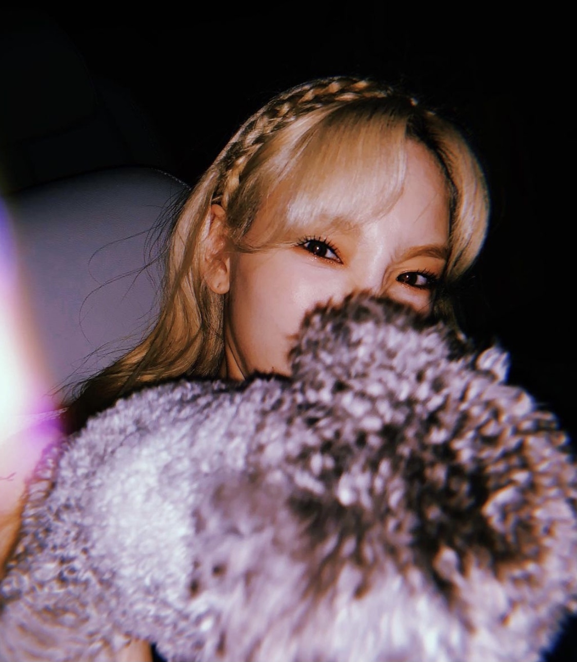 這一款太妍同款的髮型非常有公主感,像髮箍一樣的鬢辮造型十分高雅!