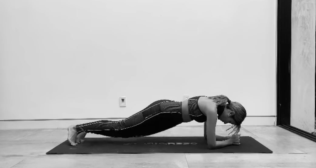 第5招:首先,先做基本平板支撐(plank)的動作,臀部要和身體成直線。然後把臀部輪流左右兩邊觸碰地面,這個可以練腰側。讓腰線更明顯喔!一分鐘內重複動作,做3組。