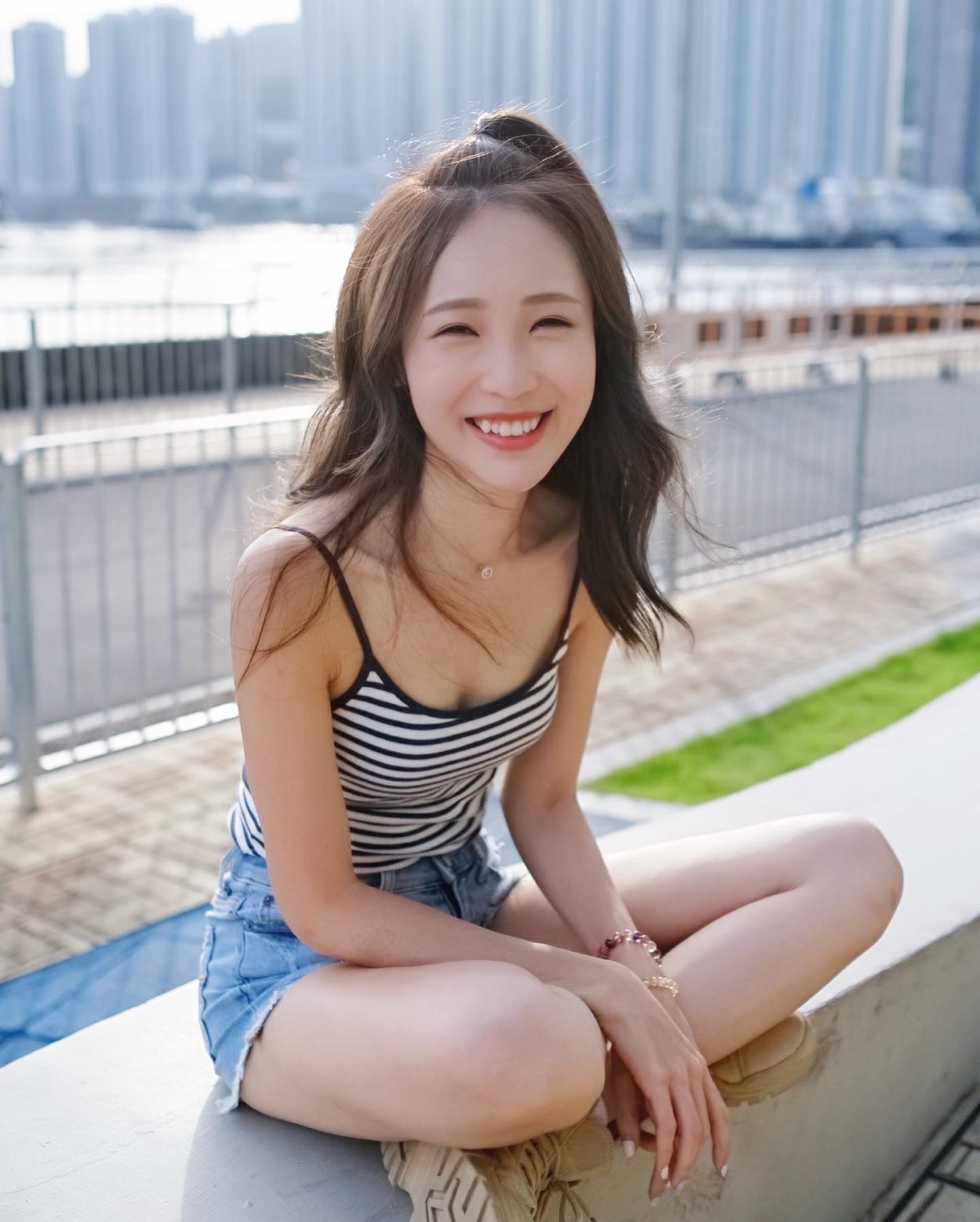 米露迪是 Youtube Channel「啱Channel」的成員,雖然外表甜美斯文,不過卻擁有一雙美腿,