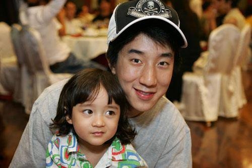 【寶貝計劃】漸漸長大的Matthew Medvedev開始留有一把長曲髮,窄看之下,還有點像可人的小女生~