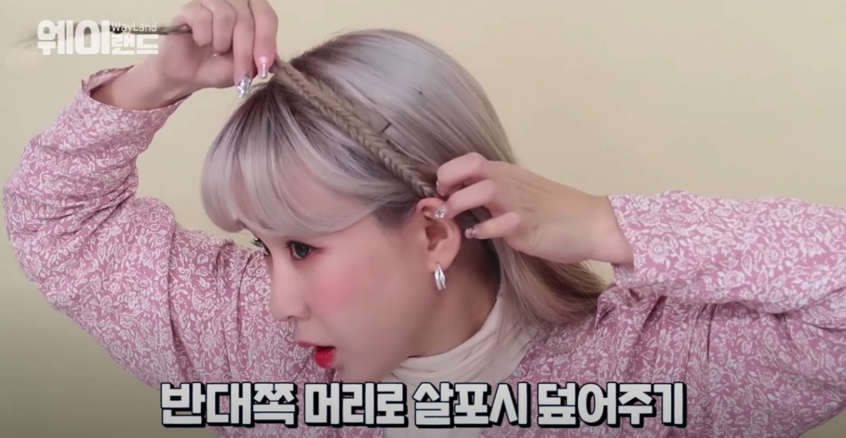 在另一條辮子拉起時,就要蓋住剛剛夾好的頭髮,把末端和夾子隱藏起來。然後把辮子末端收在第一條辮子後方用夾子固定即可!最後。稍微把後方的頭髮往前撥,遮蓋到露餡的地方就完美了!