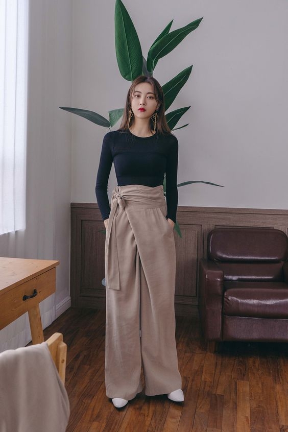 例如以貼身上衣配上闊腿褲或傘裙等