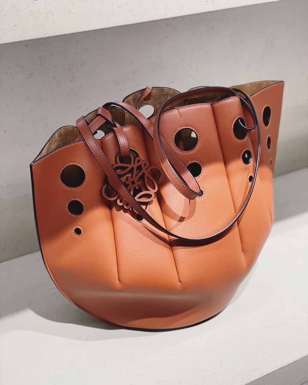 【名牌網購】LOEWE今年春夏季新推出的「Shell Tote Bag」果然沒令一眾粉絲失望！這次以簡單可愛的設計打造出一個小小的貝殼形狀
