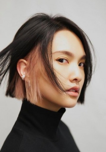 不少網民就立即發現，種種細節都更加力證楊丞琳真的是Lisa的忠粉，因為楊丞琳的打扮和Lisa十分相似。楊丞琳的一頭乾淨爽朗黑直短髮和Lisa的一模一樣，Lisa的金髮耳圈染一度掀起了時尚的熱潮～