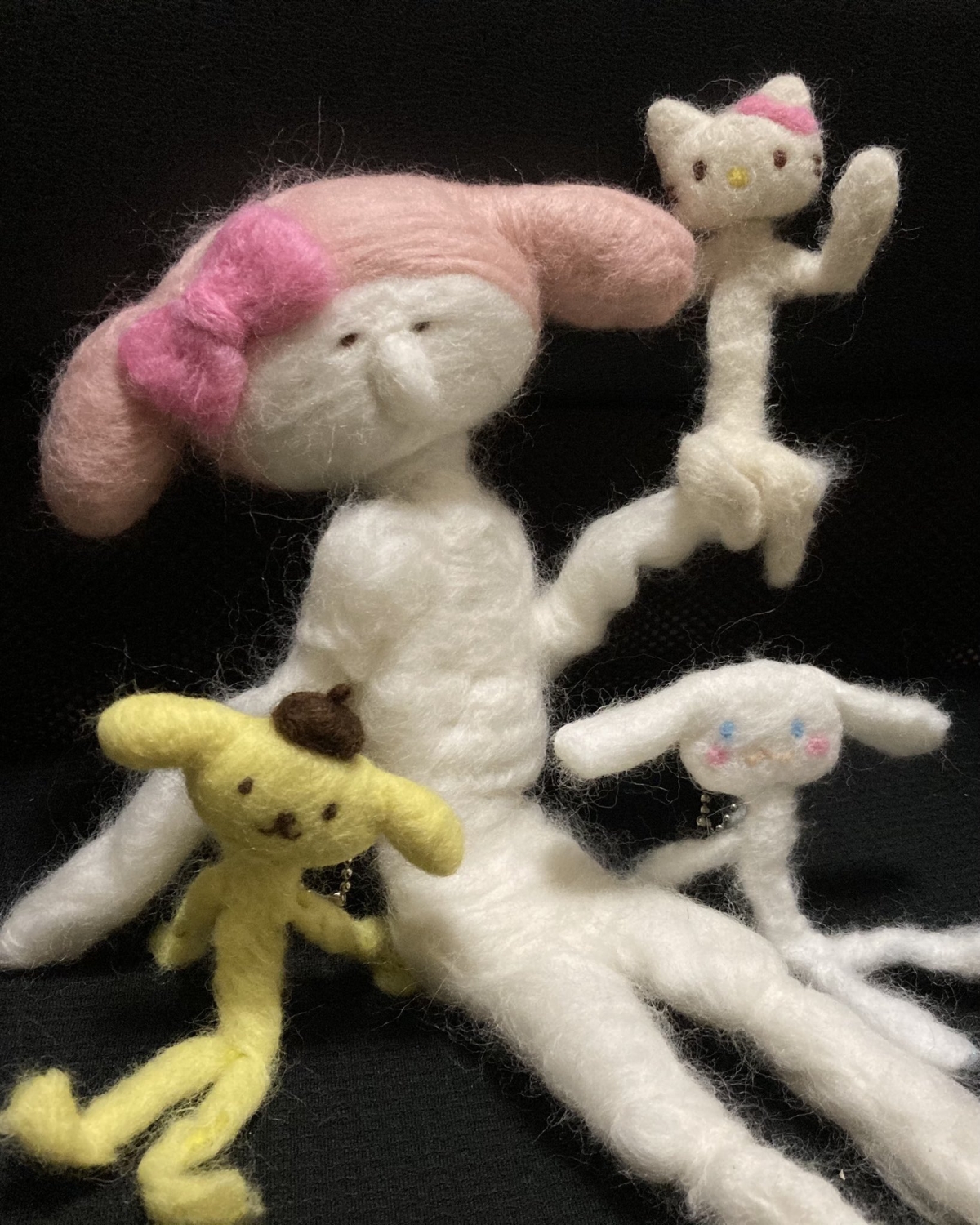 原來Sanrio家族的其他成員，Hello Kitty和玉桂狗也全遭殃，無一倖免～版主還把他們放在一起拍了一張活潑生動的家庭照！