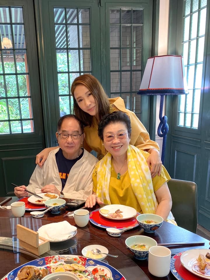 黎姿結婚12周年甜曬拖手照/富商老公馬廷苦追6年才打動芳心