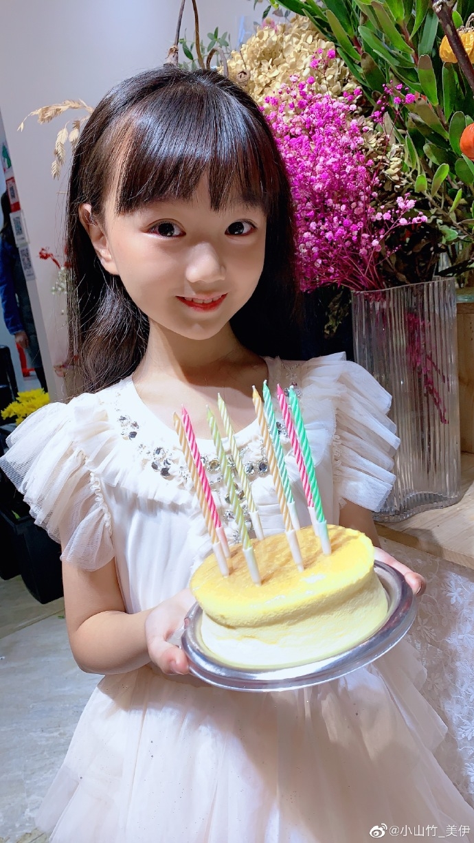 【爸爸去哪兒5】現時已8歲的小山竹變化相對較明顯一些,整塊臉看起來像是瘦了一圈,不比從前圓潤,還有著尖尖的下巴