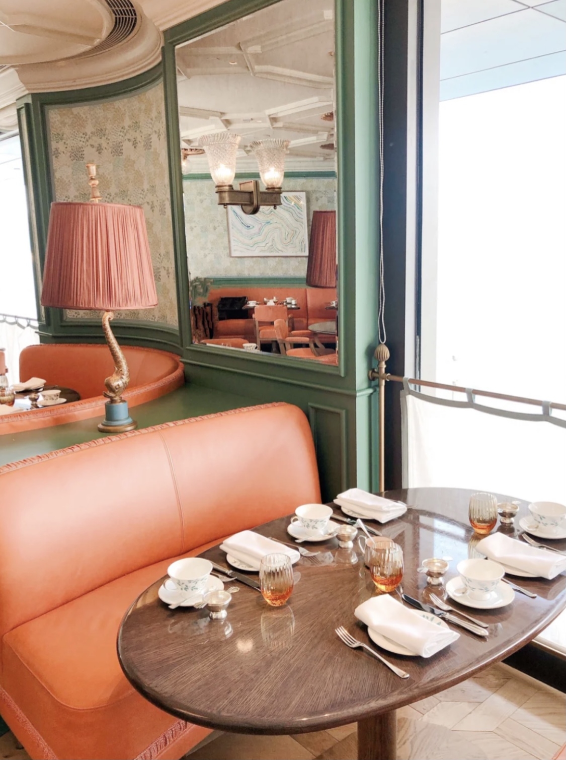 181 Fortnum&Mason是在K11 Musea的一間高雅格調的餐廳,下午可以享受一個英式皇家下午茶。配著精緻華麗的茶杯和點心架,是公主般的體驗!餐廳設計高貴雅致,還可以俯瞰香港維多利亞港景色!