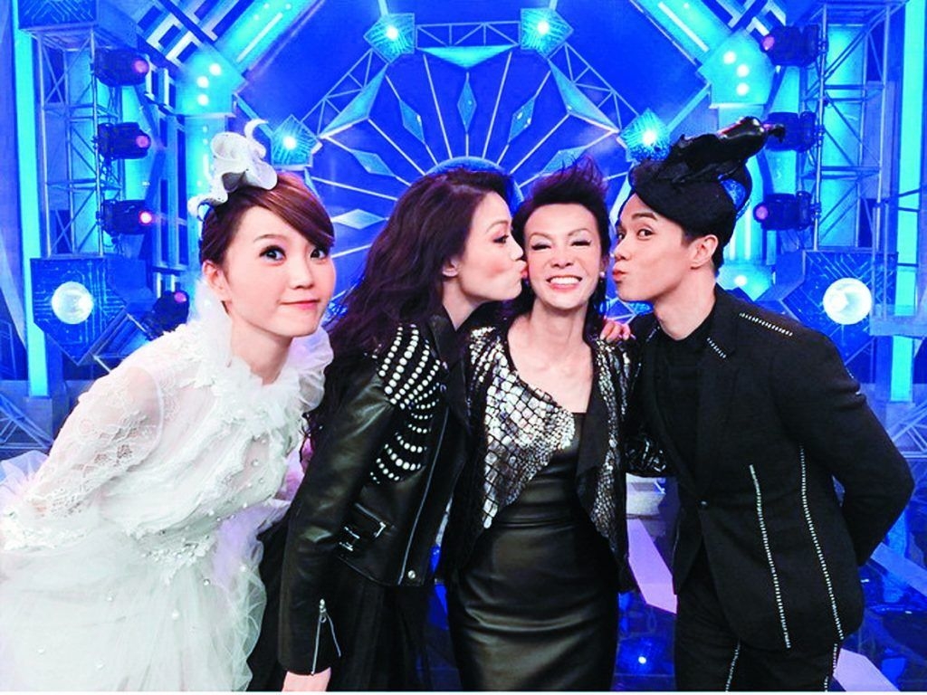 【勁歌金曲2020】站在容祖兒身旁的吳若希似乎變得可有可無的樣子,於是就被網民臭指她是「攝石人」