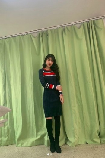 她氣質也變得非常不同，穿著也變得性感時尚，露出傲人的身材。穿上時尚的服裝，並不像以前那個似足「大媽」的她，變成了偶像派的形象。