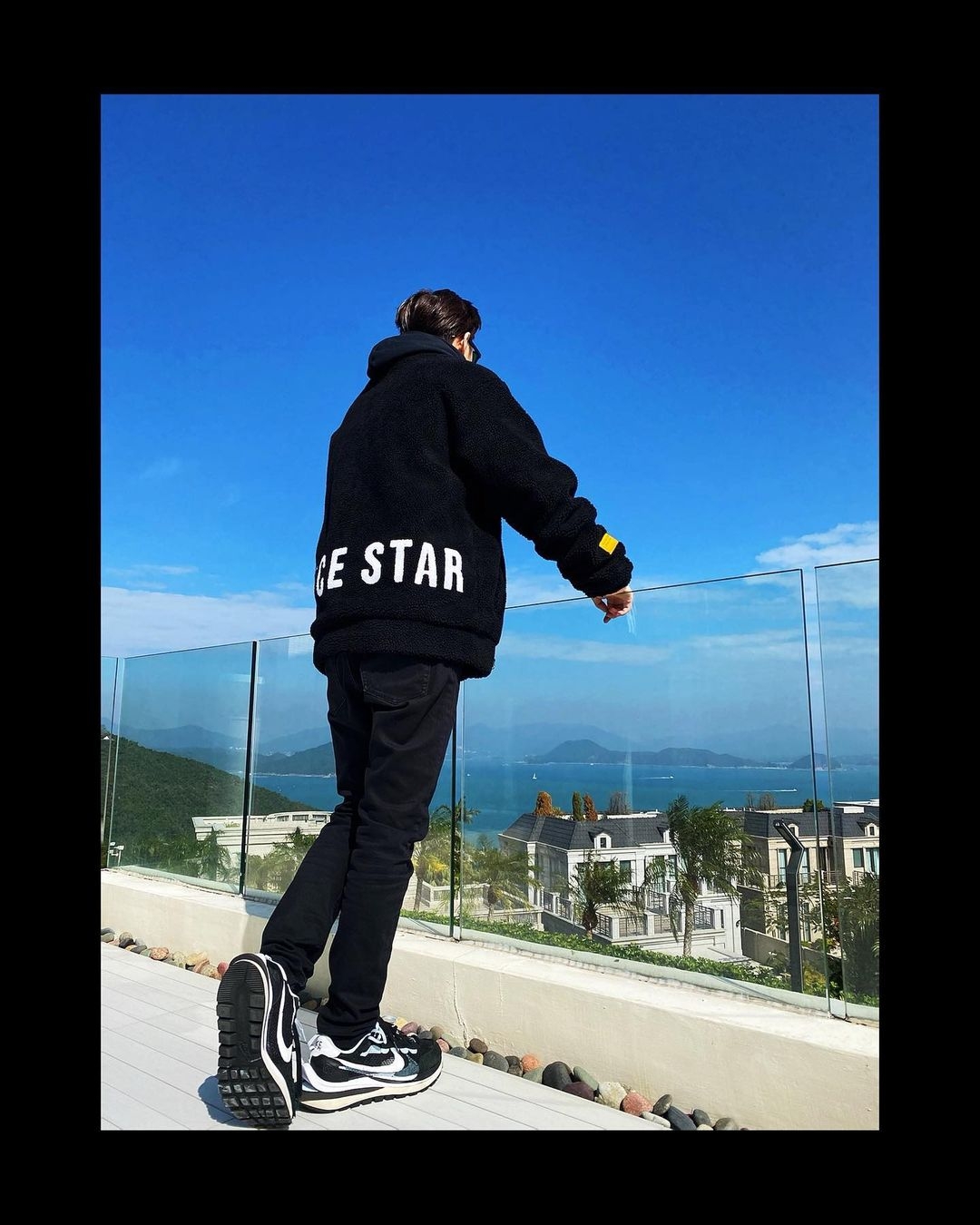 後來 Stephy 撻著小她五歲的台灣男星王子(邱勝翊)