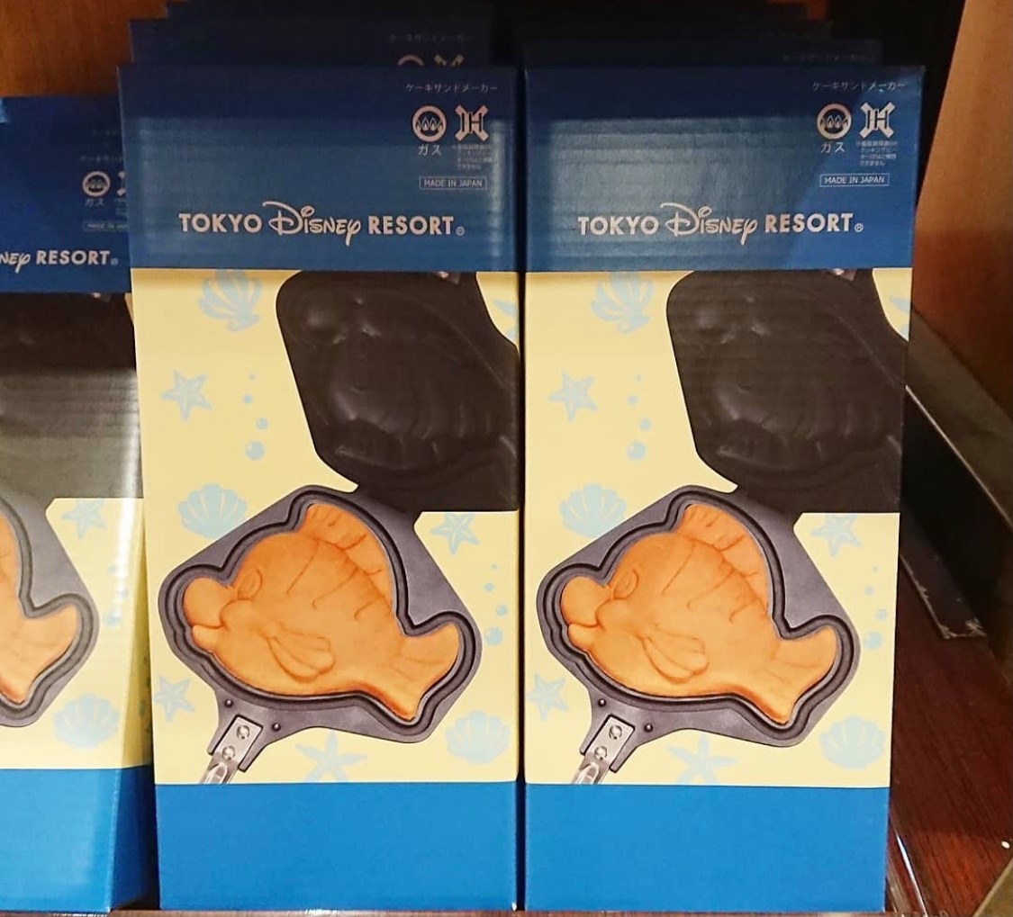 雖然現在因疫情無法親身到日本一嘗,但是東京迪士尼近日推出了一款造型超可愛的DIY鯛魚燒烘培機,讓人可以在家裏自製任何口味的鯛魚燒!