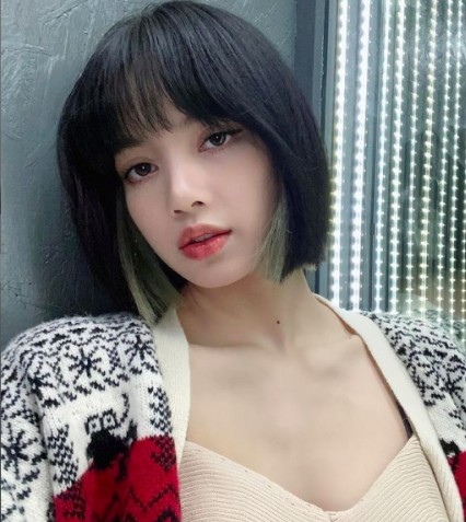 不少網民就立即發現，種種細節都更加力證楊丞琳真的是Lisa的忠粉，因為楊丞琳的打扮和Lisa十分相似。楊丞琳的一頭乾淨爽朗黑直短髮和Lisa的一模一樣，Lisa的金髮耳圈染一度掀起了時尚的熱潮～