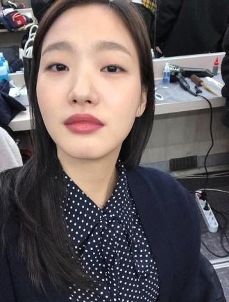 同為演員的金高銀,因擔任韓劇《鬼怪》女主角後為人所認識,近年的人氣也超高,突然竄紅的她雖然有著單眼皮和鵝蛋型的長臉,但是她的魅力完全不被外貌所規限,她豪爽、不做作的個性也吸引了不少粉絲。