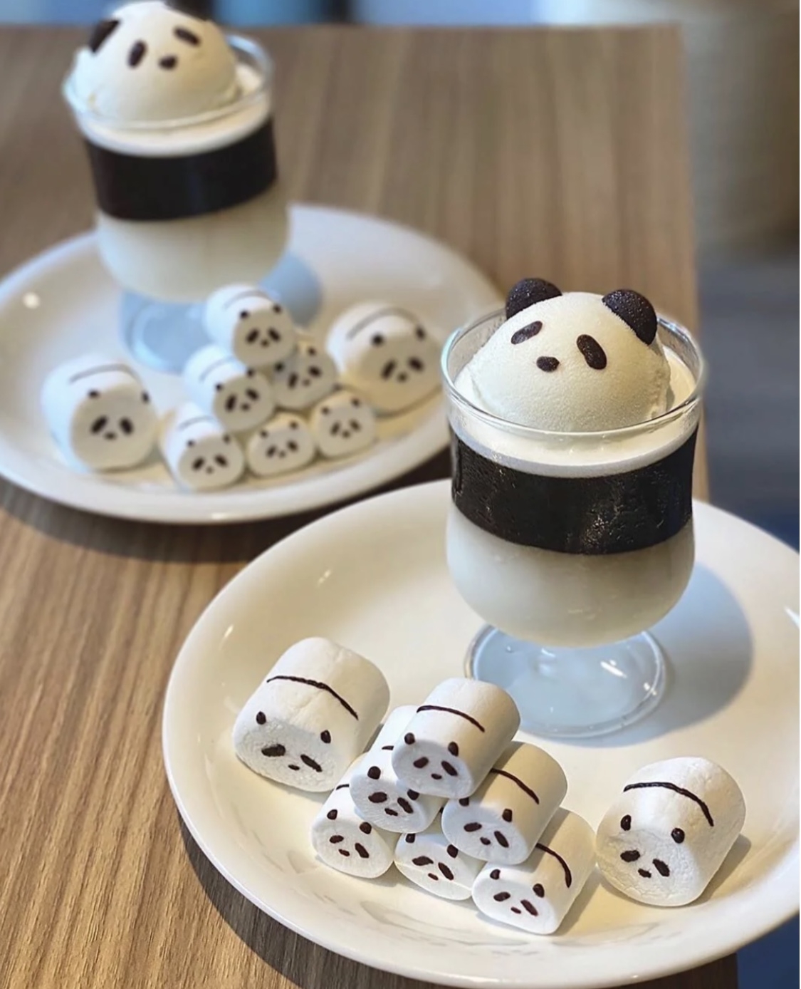 在日本就流行棉花糖咖啡,把不同造型的棉花糖擺在熱咖啡上,熊貓和雪人的棉花糖也非常,看著它們溶化在咖啡上真的十分療癒啊,外型也十分吸引,拿著杯子打卡秒變萌妹~棉花糖的甜味混合在咖啡上,是意想不到的配搭,適合愛甜的螞蟻女生~