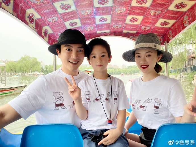 【爸爸去哪兒5】現時7歲的嗯哼把頭髮都剃短了,變成了跟爸爸杜江一樣的父子髮型,樣子也長得很有男子氣慨的感覺