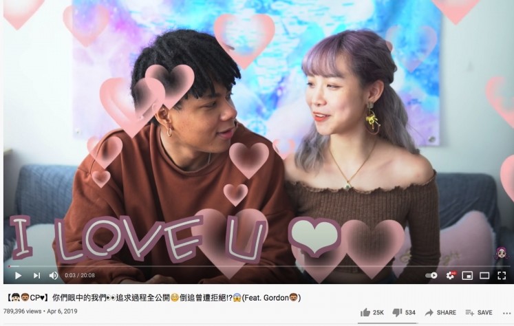 說起香港的Youtuber界情侶,就不可不說由一同拍影片擦出愛火的Kitling和Gordan!他們出身於人氣頻道MIHK,他們公佈戀情時也非常震撼,不過觀眾也十分非常喜歡看Kitling和Gordan的互動!說得一口流利廣東話的Gordan和喜歡打扮的Kitling也有不少火花。不過在她的頻道中,情侶為主題的影片就佔較小,多數以Vlog和問答為主,不過放閃的影片就會View數特別多!