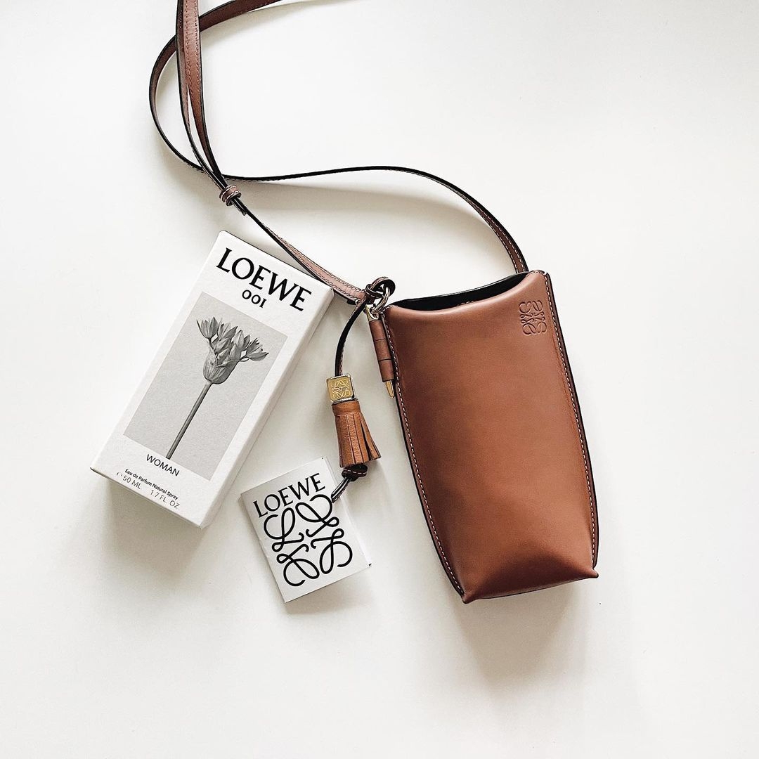 六千頭就能入手LOEWE手袋!Gate Pocket bucket bag 因外表酷似薯條盒子的關係,亦有「薯條包」之稱,回頭率絕對是100%!