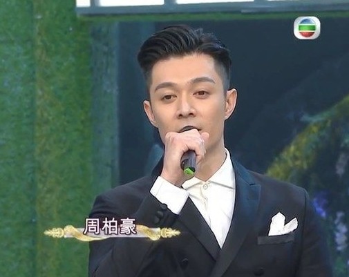 小肥憶述當時他在群組中傳送了一張Chill Club的記招相片,大家紛紛讚好,指節目提供了不少機會給歌手,怎料得到周柏豪回應:「你哋玩得開心啲。」並send出一個TVB的標誌。