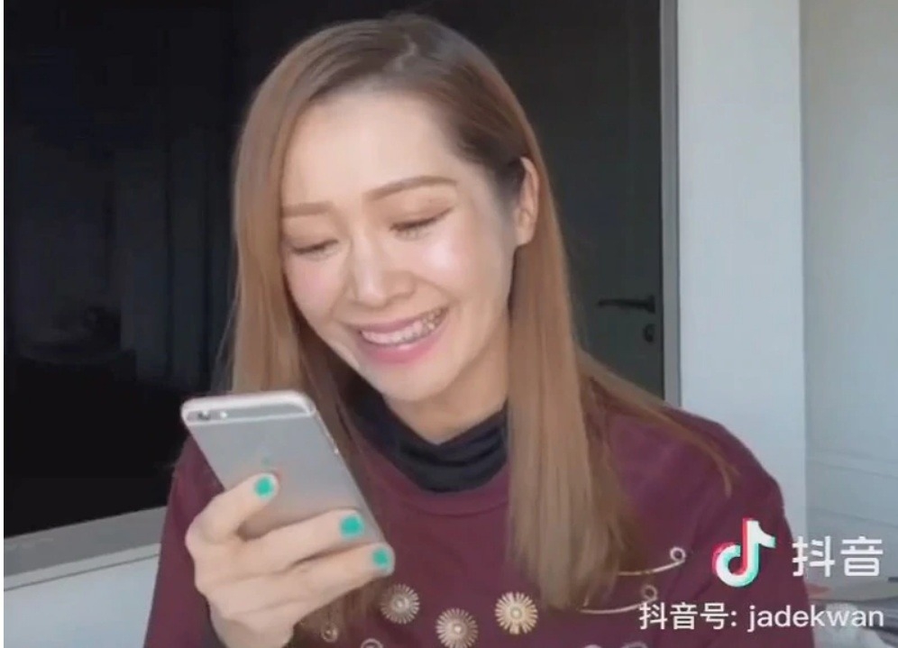 關心妍於抖音重提此事,自己更回看了當年搶走獎項的片段,多年來對事件已釋懷的她稱,現在回看已沒有當年的尷尬