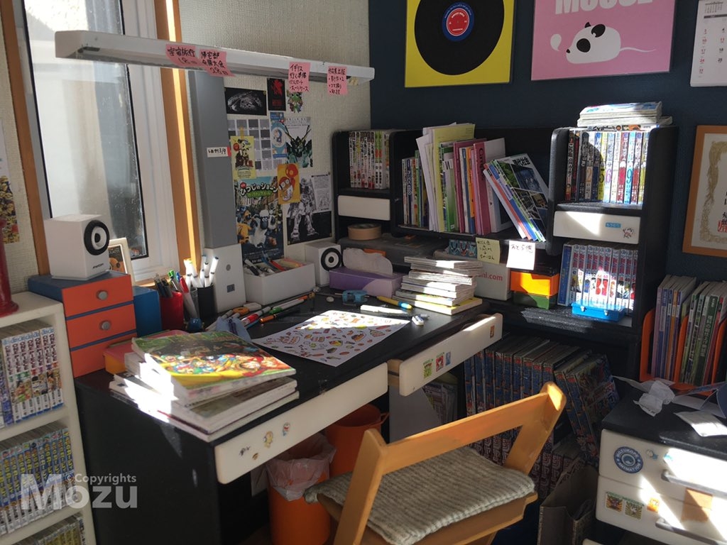 Mozu在幾年前造出一間非常神奇的迷你房間。在打開電製插座後是另一個超現實的魔幻世界。在這個房間裏的一切,無論比例和精緻度都十分完美~裏面麻雀雖小,但五臟俱全,無論桌椅電腦、冰箱、冷氣也一應俱全,彷彿真的有個人在裏面住!Mozu費時4個月手工製作,非常耗心思~