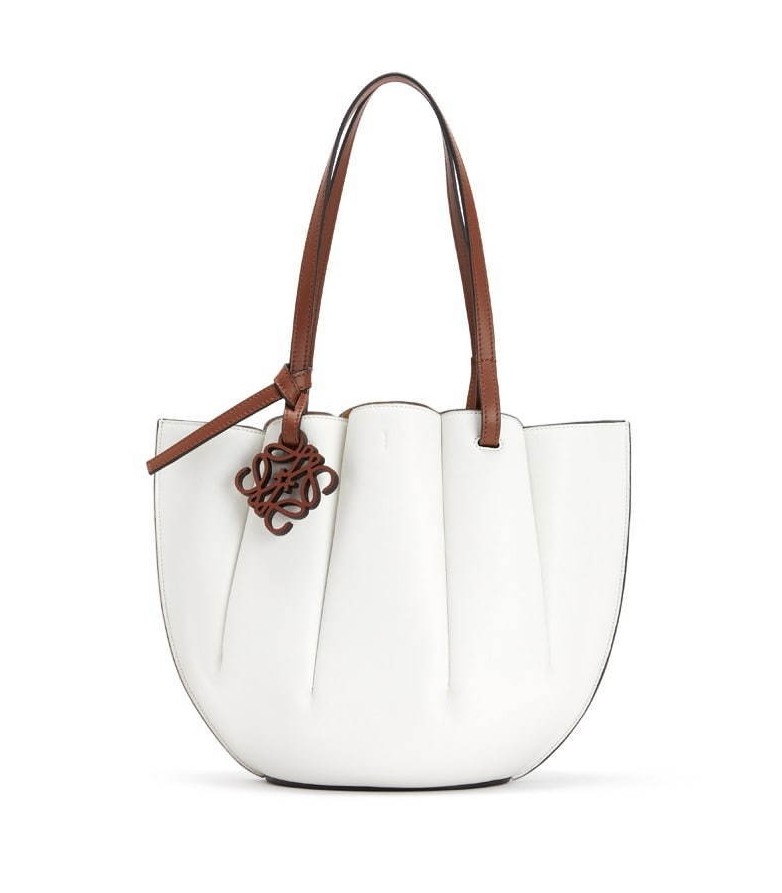 【名牌網購】在手提的位置還設有一個小小的同色系Anagram圖騰牌子，加強品牌的經典元素～現時暫時只得三種配色可以選擇