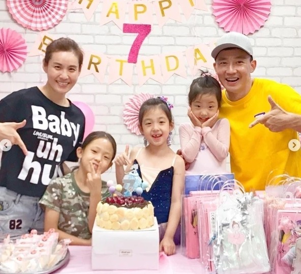 【爸爸去哪兒5】現時7歲的小泡芙除了長高了不少,臉上也明顯退去了小時候的嬰兒肥,整個漂亮五官也更突出