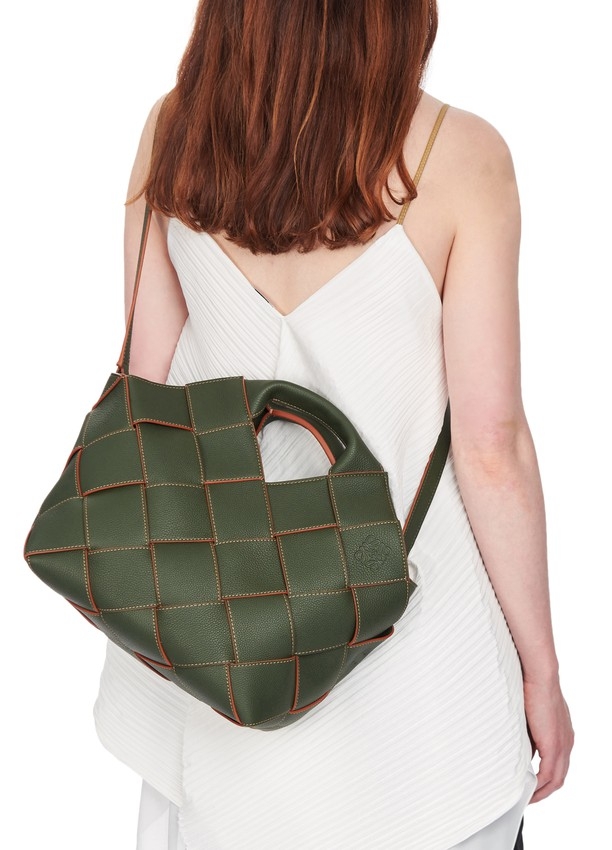 LOEWE 2018 春夏秀場中登場的編織包就已經引起熱議，以紋理皮革條手工精心編織而成，獨特形態帶有竹籃的影子